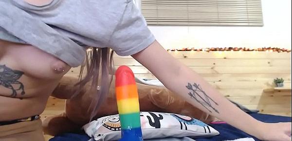  Novinha bucetuda sentando no dildo colorido até o talo